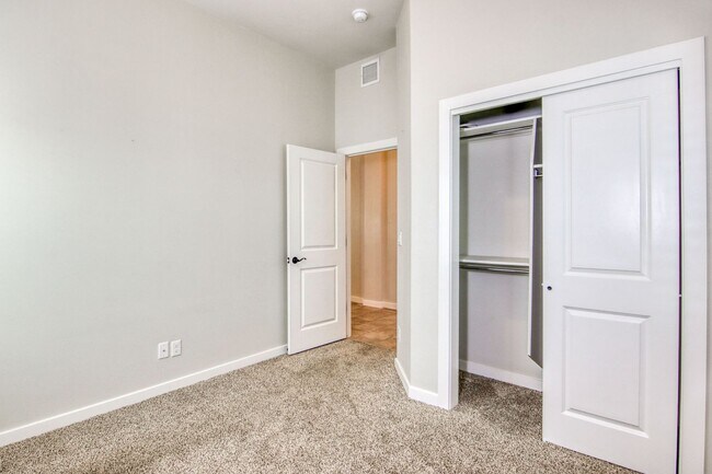 Building Photo - Beautiful East side House with 4 bed-2 baths