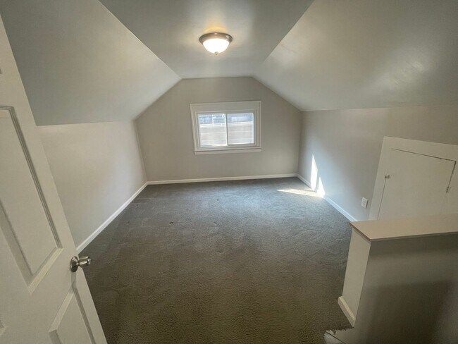 Building Photo - Spacious 3 Bedroom Home with Full finished Basement and Detached Garage!