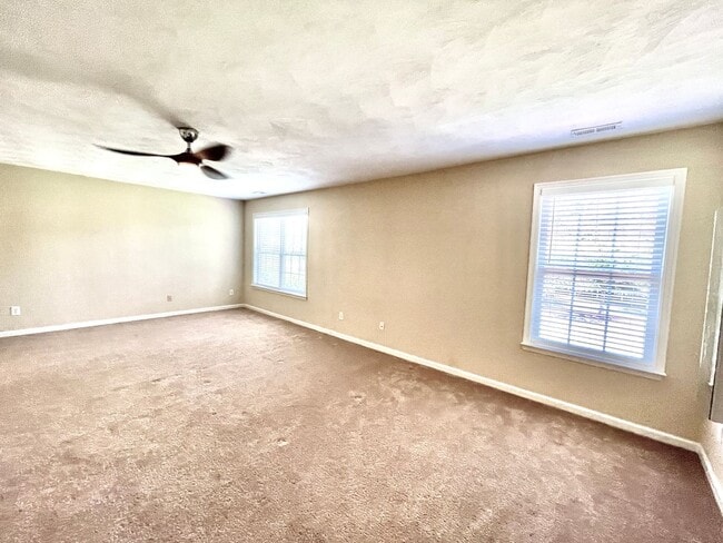 Building Photo - Beautiful large Castleton home