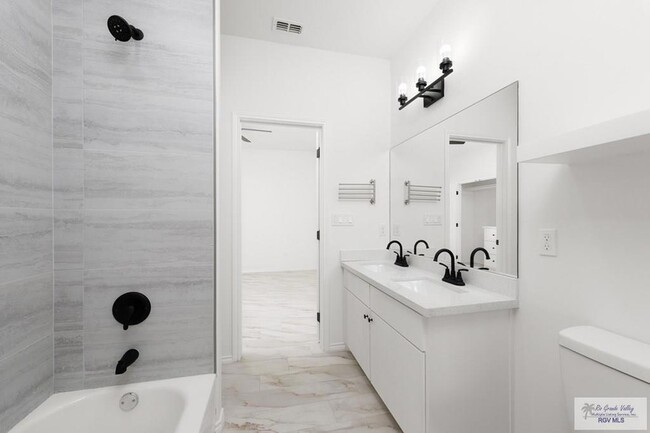 Building Photo - 405 Lion's Villa Ave