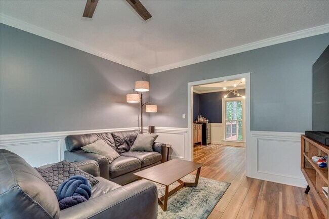 Building Photo - 4 bedroom 3 full bathroom home in heart of...