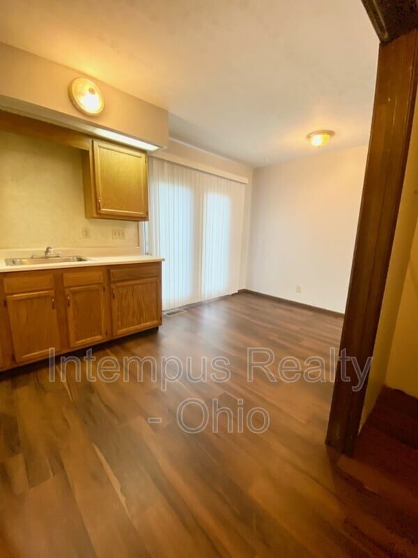 Building Photo - 718 W Light St