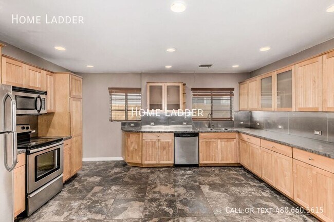 Building Photo - 1338 W Culver St