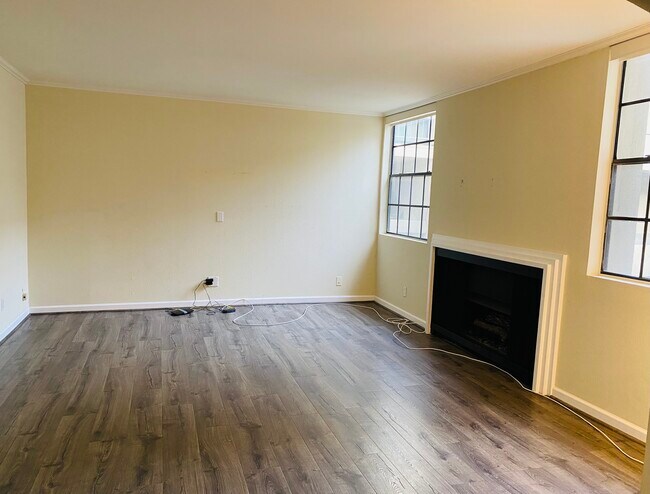 Building Photo - 750 N Kings Rd