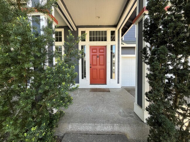 Building Photo - Beautiful 5BD/3BA Home with Soaking Tub, Island Kitchen & Attached 2-Car Garage