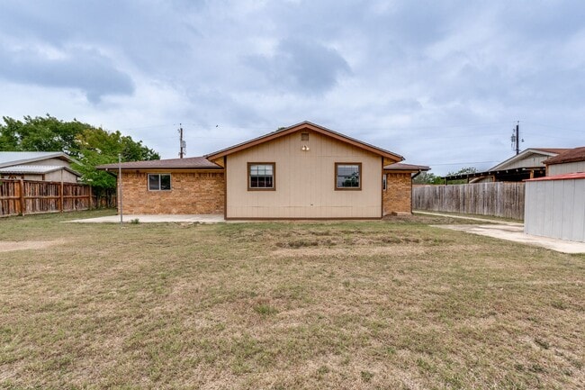 Building Photo - BEAUTIFUL 3-BEDROOM HOME IN LAKEWOOD SHADOW, NEW BRAUNFELS