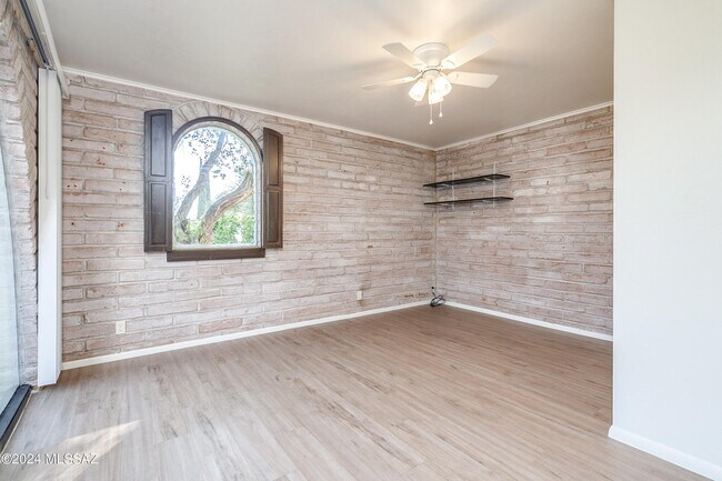 Building Photo - 667 W Las Lomitas Rd