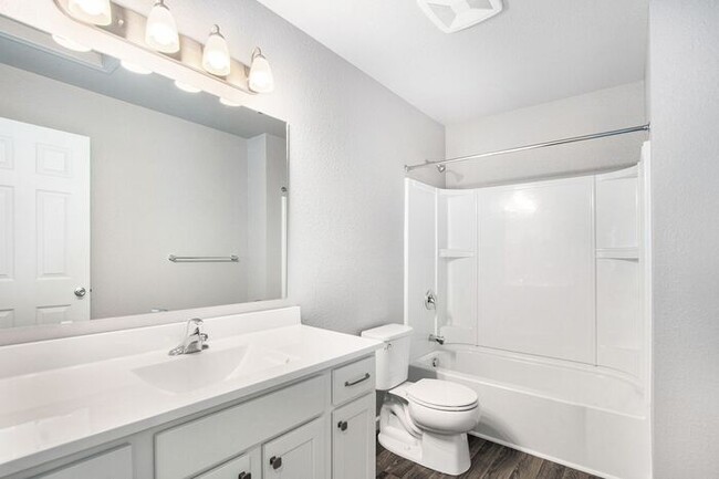 Building Photo - 475 Oak View Dr