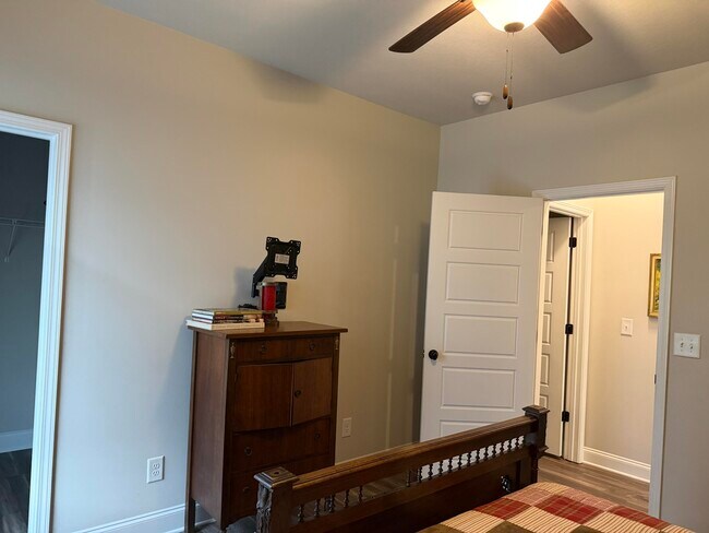 Building Photo - 352 Fox Haven Dr