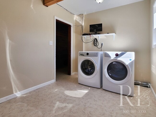 Building Photo - Charming Farmhouse in Town — Hobby Ready &...