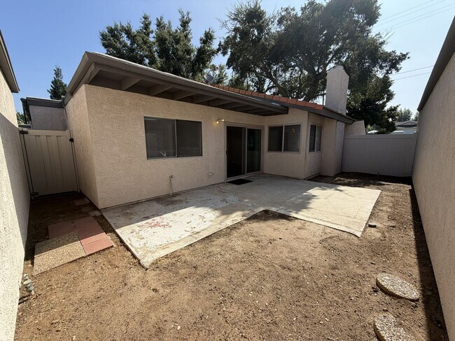 Building Photo - Redlands Townhouse in Great Complex 2+ 1.5 AVAILABLE NOW