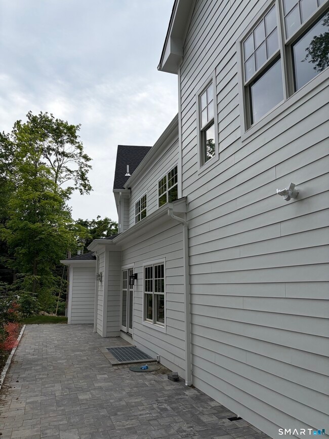 Building Photo - 145 River St
