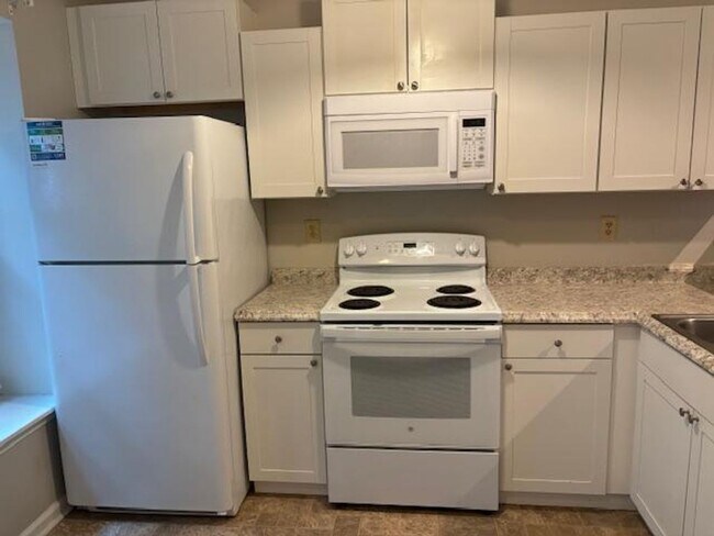 Building Photo - 943 W Chatham St