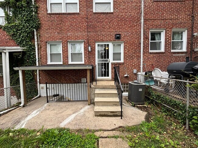 Building Photo - 3 Bedrooms plus Finished basement