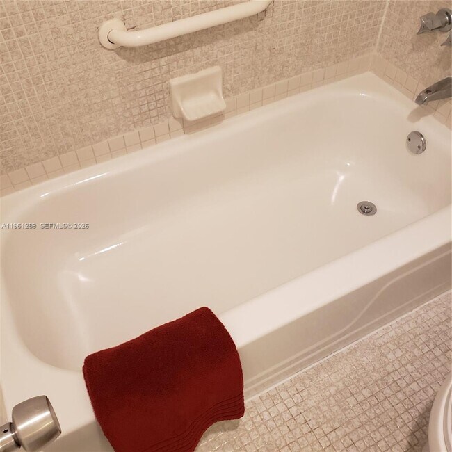 Building Photo - 1200 NE Miami Gardens Dr