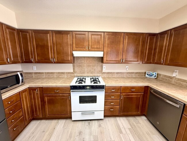 Building Photo - Charming 2 Bed, 2 Bath Home with Open Floo...