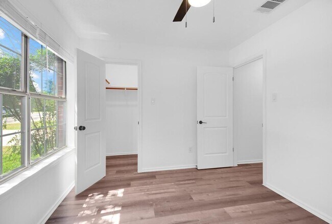 Building Photo - 2203 Lexfield Ln