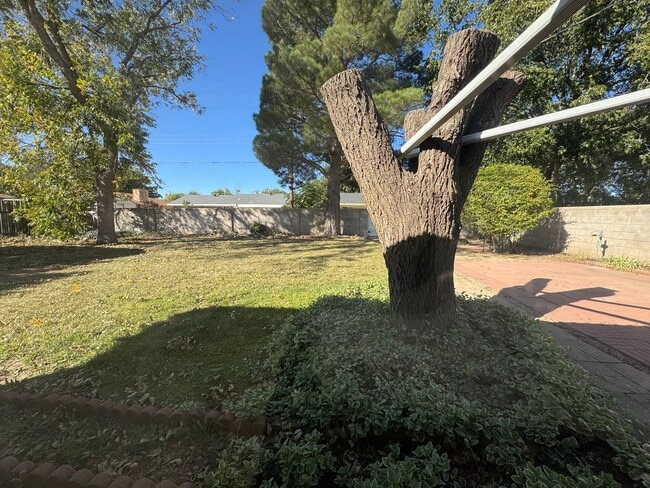 Building Photo - 2000 S Richardson Ave