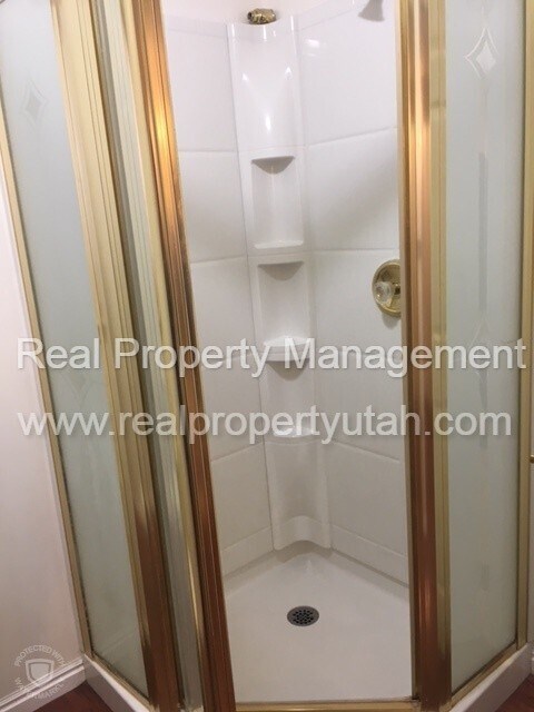 Building Photo - 5 Bedroom Home Centrally Located In Fruit ...