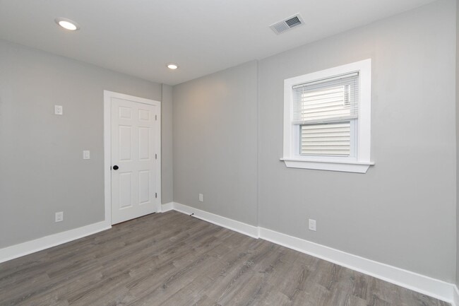 Building Photo - Beautiful Gut Renovated 2 Bed/1 Bath 2nd F...