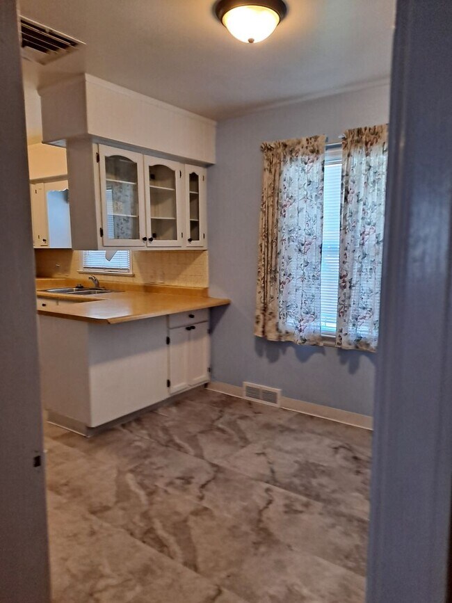 Building Photo - ALL PROSPECTIVE TENANTS MUST SUBMIT A $58 ...