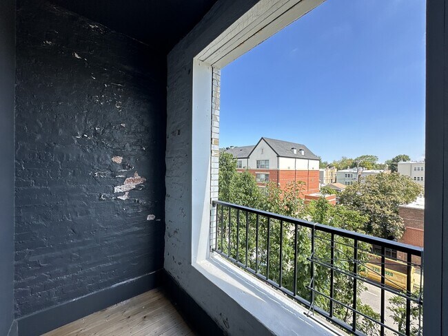 Building Photo - 908 N California Ave