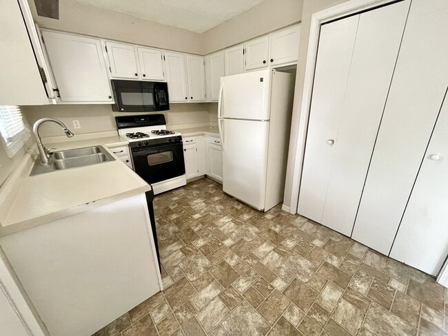 Building Photo - 105 Colony Dr