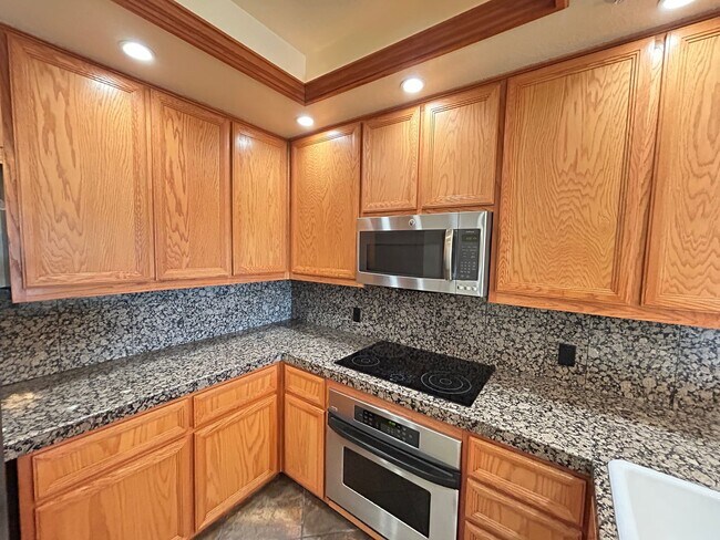 Building Photo - Beautiful 2 Bed 2 Bath Tustin Ranch Condo With Golf Course Views!
