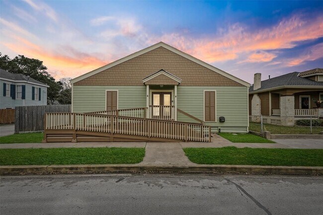 Primary Photo - 3328 Bernardo De Galvez Ave