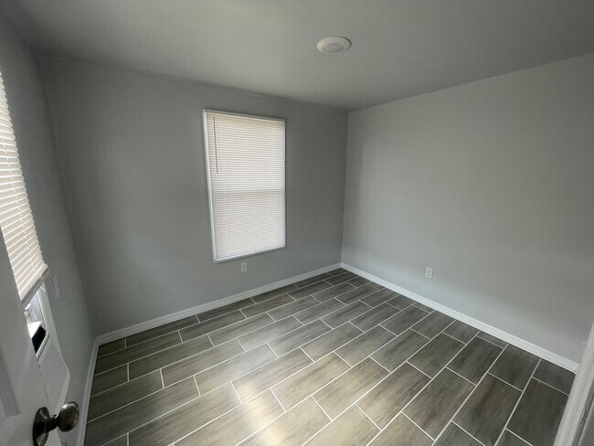 Building Photo - Fully Renovated 2Bed/1Bath Mobile Home for Rent! Bradenton, FL