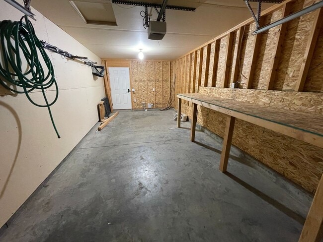 Building Photo - Spacious 3 bed for rent!