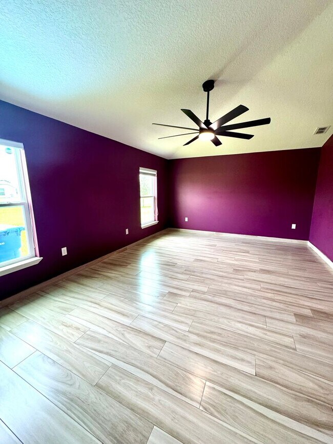 Building Photo - Beautiful 4-Bed, 2-Bath Home in a Prime Location!