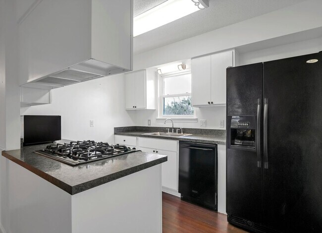 Building Photo - AVAILABLE 11/10... 3/2 with LARGE backyard!!