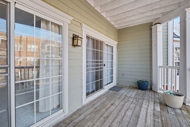 Building Photo - Spacious and light-filled second-story condo!