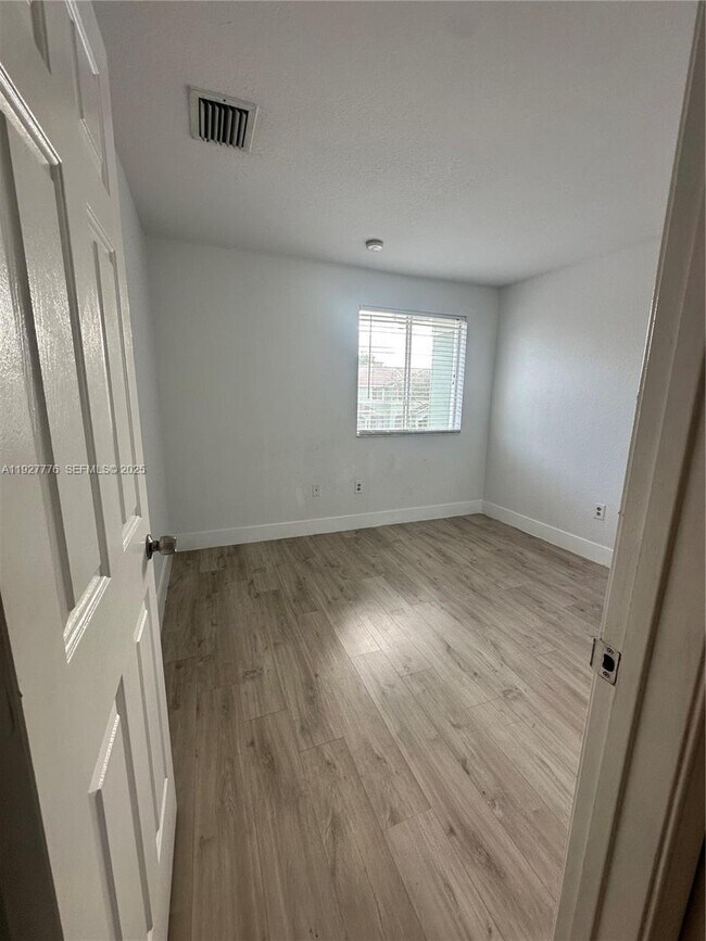 Building Photo - 1481 SE 24th Ct