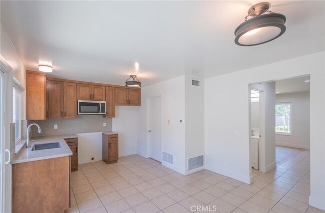 Building Photo - 857 Windwood Dr