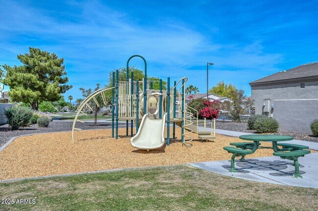 Building Photo - 2232 E Constance Wy