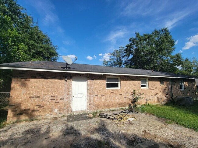 Building Photo - 225 Pecan Dr