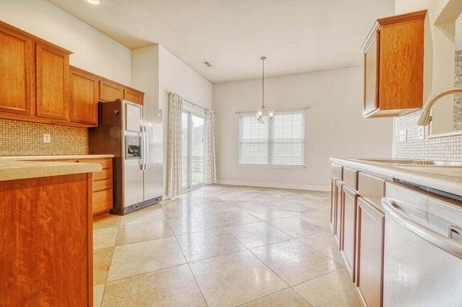 Building Photo - 2001 Cecil St