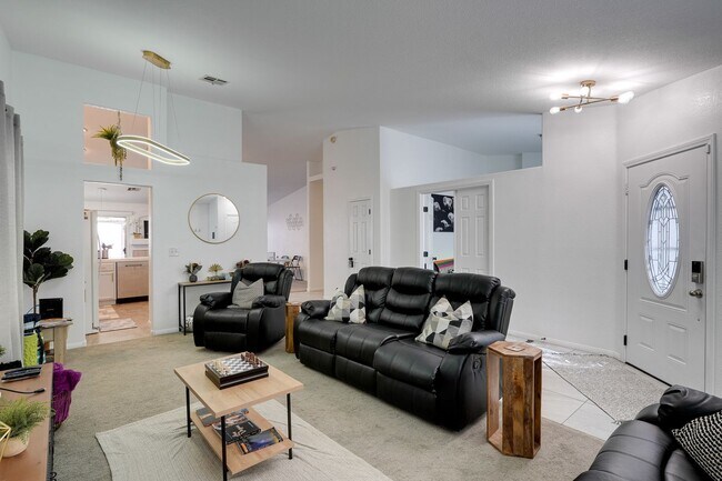 Building Photo - Fully Furnished Single-Story Gem – Spaciou...