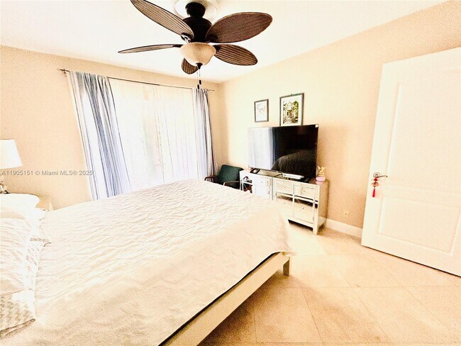 Building Photo - 484 Commodore Cir