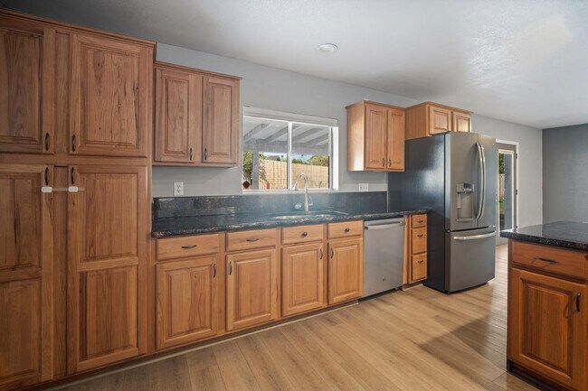 Building Photo - 4515 W Shaw Butte Dr