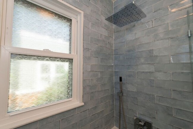 Building Photo - Near Northwest Neighborhood in South Bend 4 bedroom Craftsman style 2-story