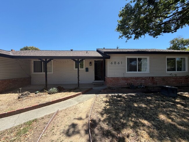 Building Photo - 3 Bedroom | 2 Bathroom | Single family home in Golf Course Terrace