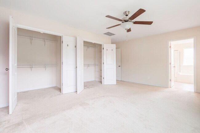 Building Photo - Beautiful 3 bed, 2.5 bath with garage and ...