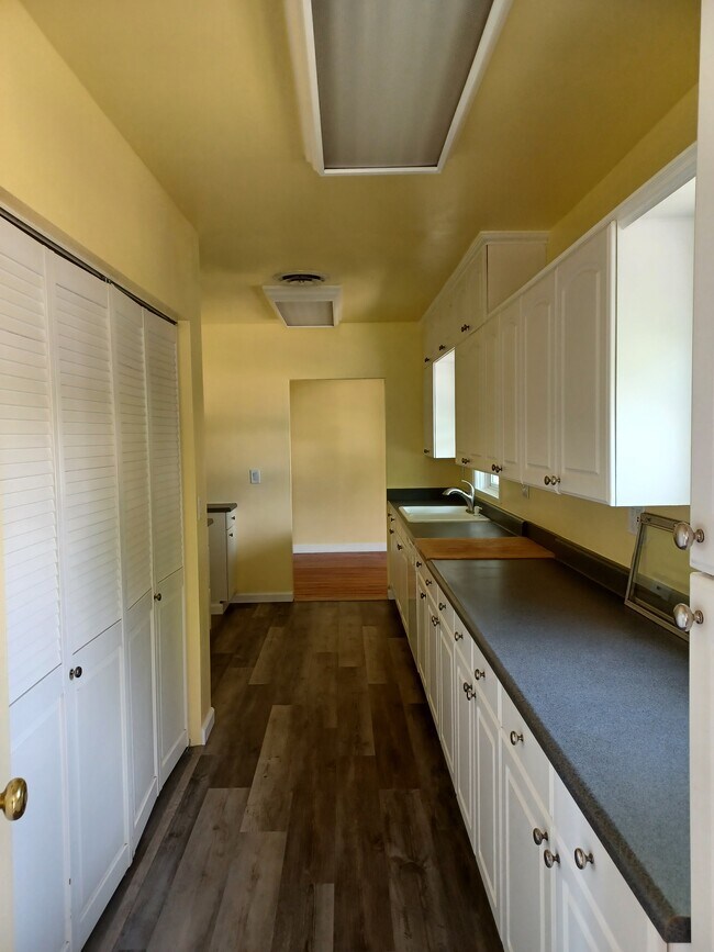 Building Photo - 2002 Hendricks Ln