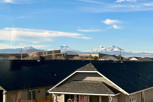 Building Photo - Bright & Modern in NW Redmond