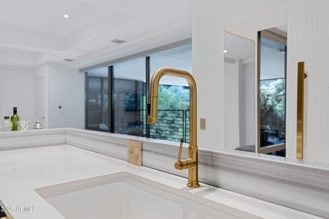 Building Photo - 7167 E Rancho Vista Dr