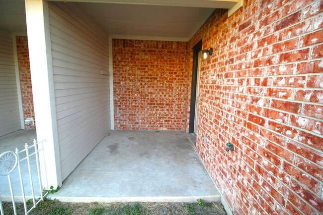 Building Photo - Discover comfort and convenience in this w...