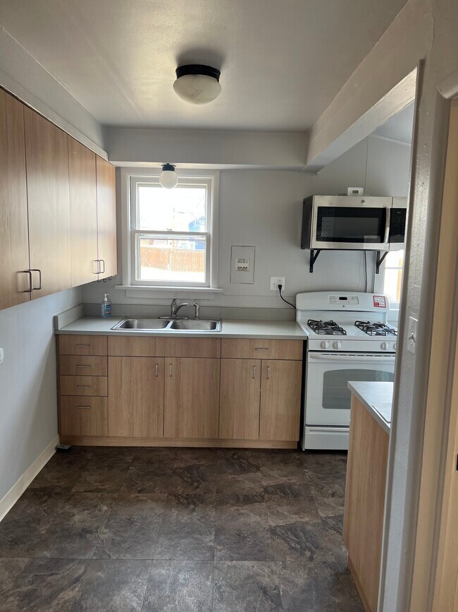 kitchen - 516 Oak St